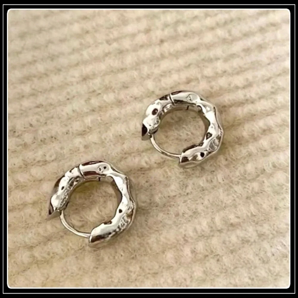 NEW GOLD NUGGET CHUNKY MOD TEXTURED HUGGIE HOOP EARRINGS - Picture 6 of 7